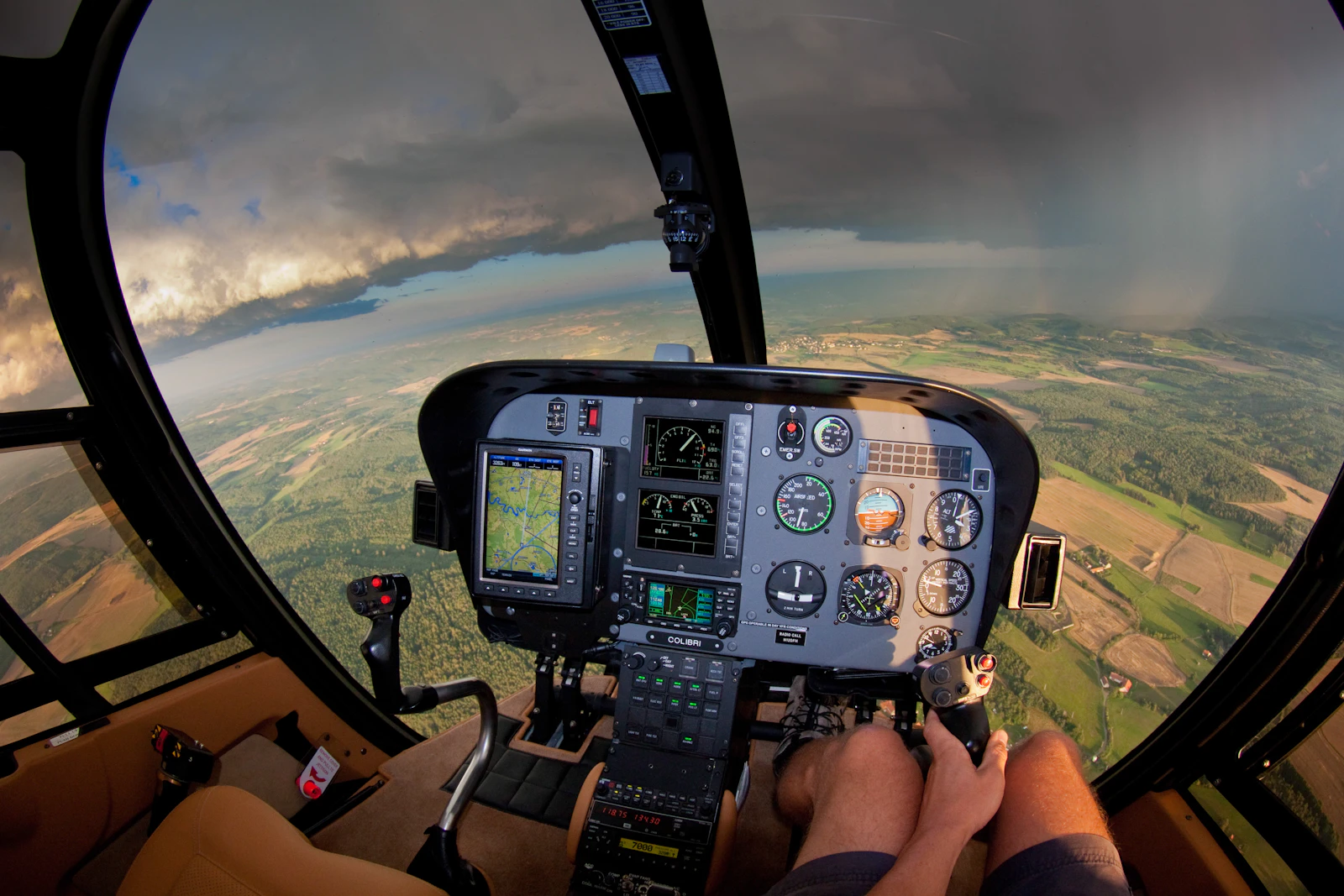 Piloto y pasajero dentro de la cabina de un helicóptero