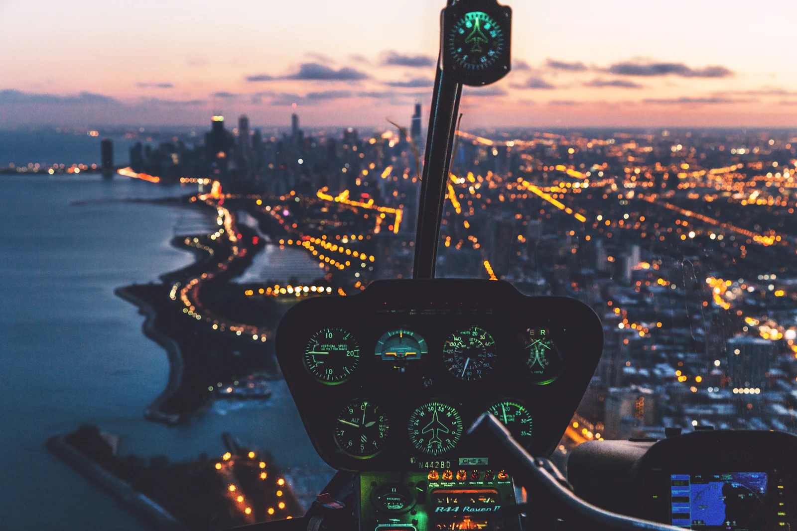 Vista de una ciudad desde la cabina de un helicóptero